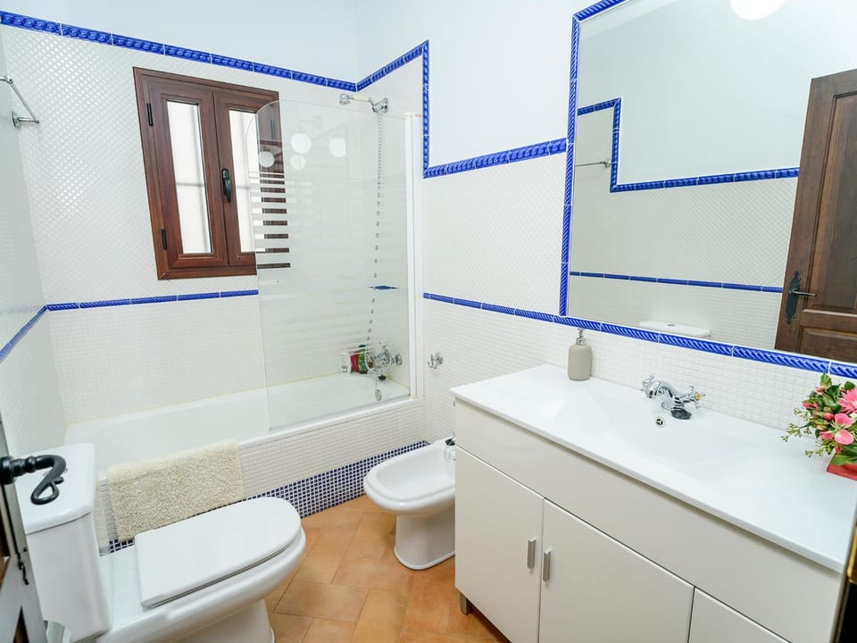 Shower, Bathroom, Bedroom, towels