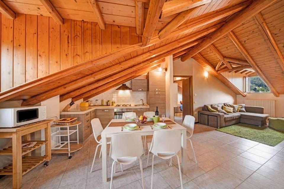 Kitchen or kitchenette, Dining area, minibar