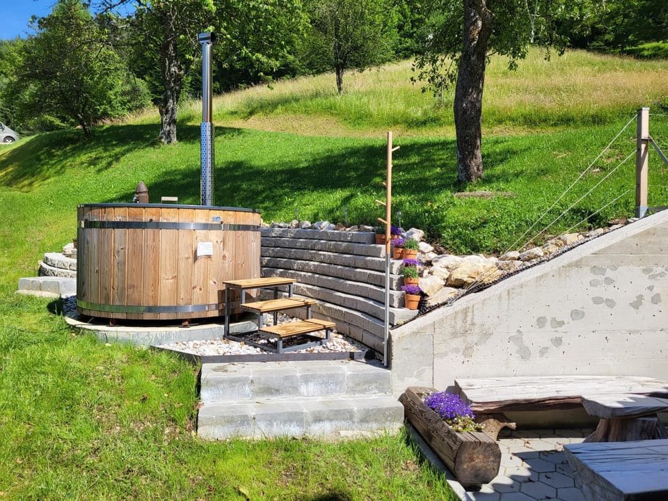 Hot Tub, Seating area