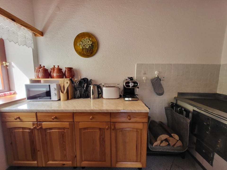 Coffee/tea facilities, microwave, stove, toaster, kitchen