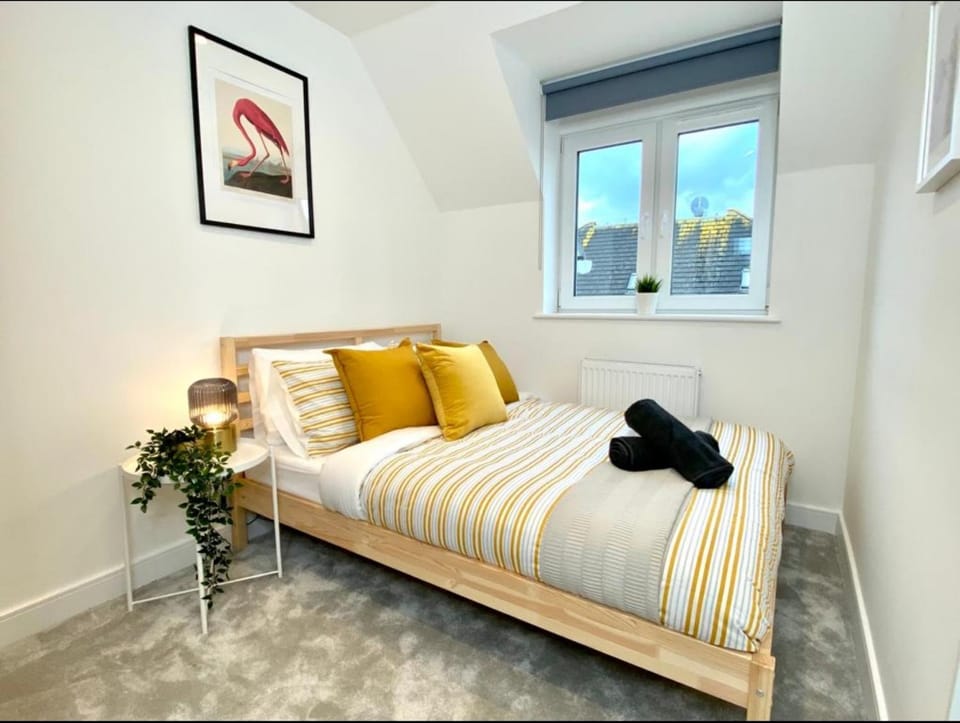 Bed, Photo of the whole room, Bedroom, towels