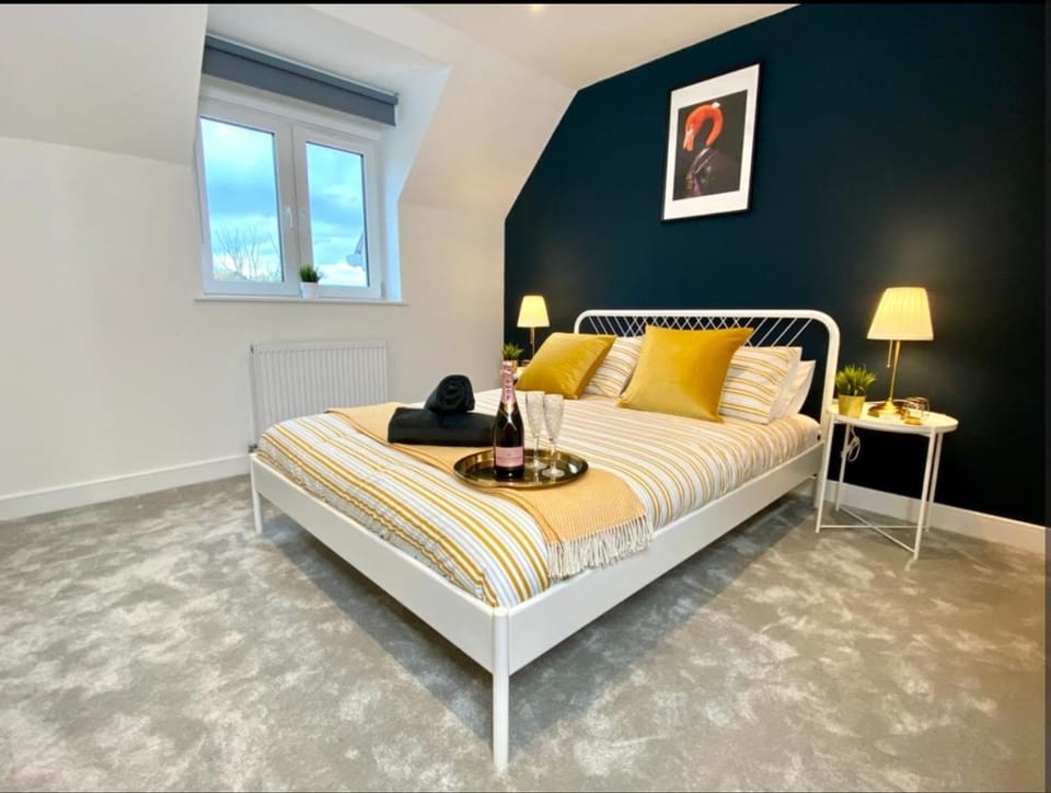 Bed, Photo of the whole room, Bedroom