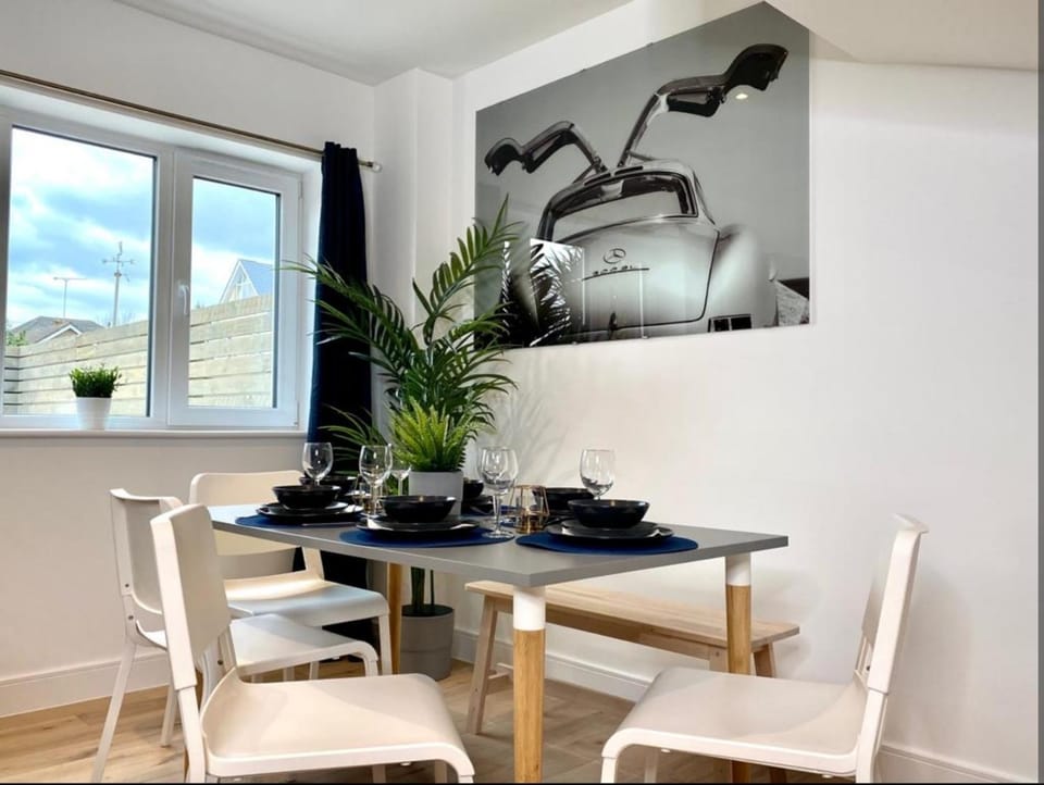 Living room, Decorative detail, Seating area, Dining area