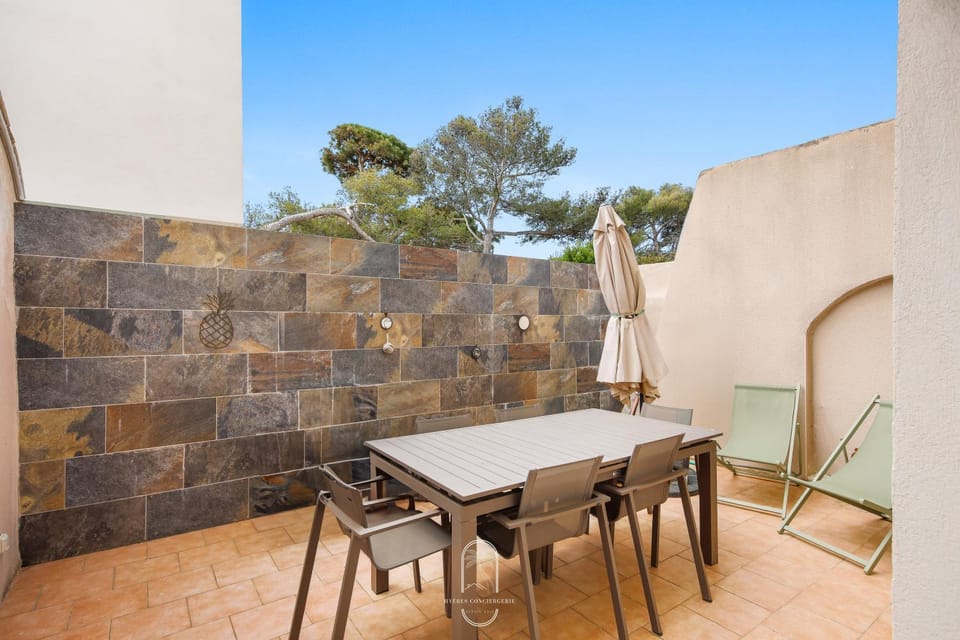 Patio, Day, Dining area