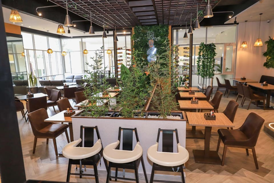 Restaurant/places to eat, Living room, Lounge or bar, Banquet/Function facilities, Seating area