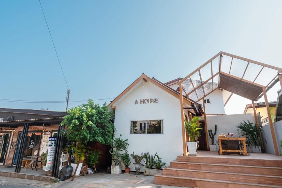 Issara Bar&House House in Chon Buri Changwat