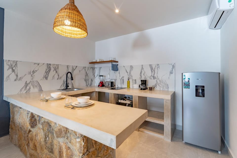 Coffee/tea facilities, Kitchen or kitchenette, Dining area