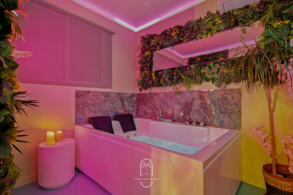 Hot Tub, air conditioner