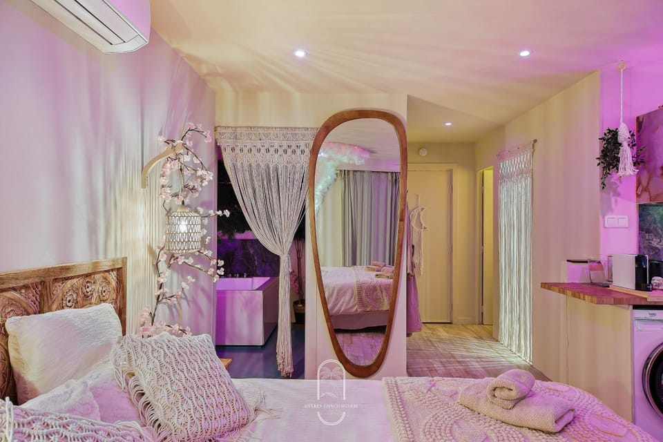 Hot Tub, Bedroom