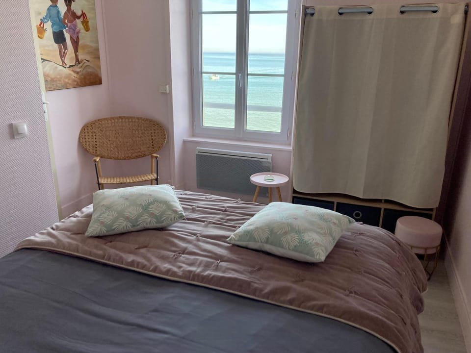 Photo of the whole room, Sea view