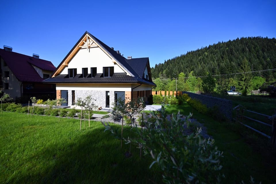 Property building, Day, Natural landscape, Garden, Garden view