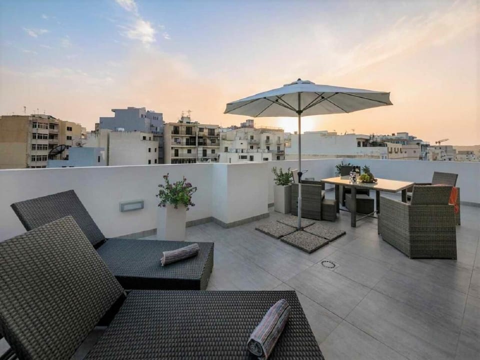 Property building, View (from property/room), Balcony/Terrace, City view