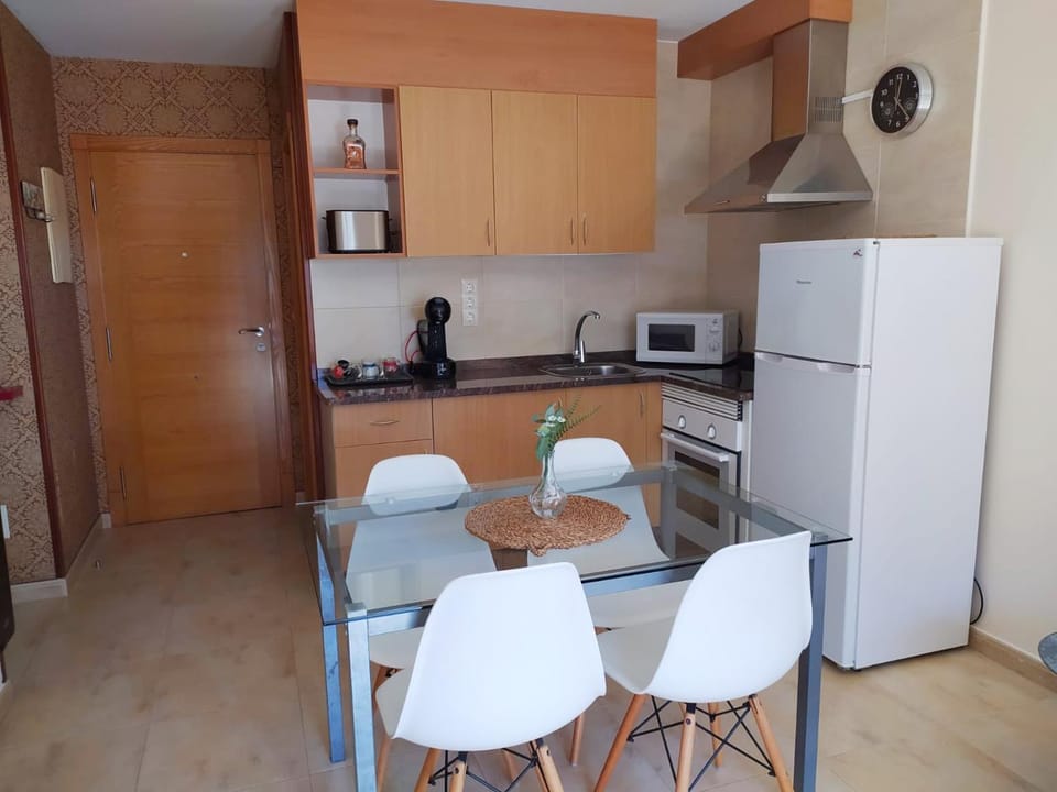 Coffee/tea facilities, Kitchen or kitchenette, Dining area, furniture, pet friendly, stove, toaster, washing machine