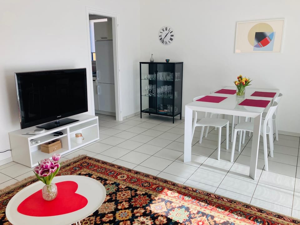 Communal lounge/ TV room, TV and multimedia, Living room, Seating area, Dining area