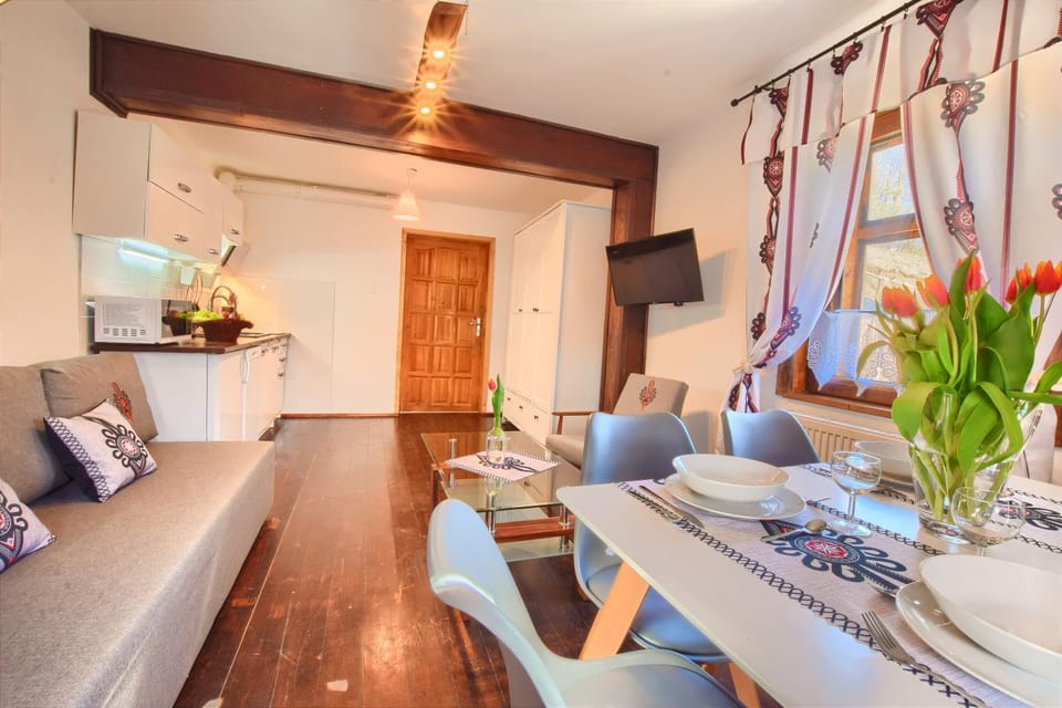 Kitchen or kitchenette, Living room, Seating area, Dining area, Communal kitchen