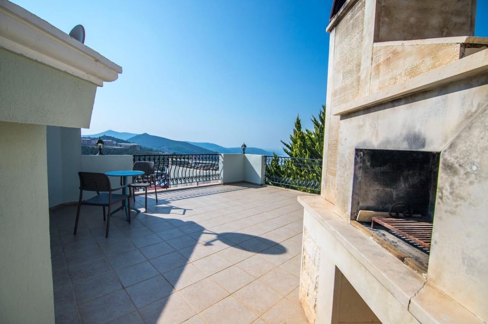 BBQ facilities, View (from property/room), Balcony/Terrace, Dining area, Evening entertainment, Mountain view
