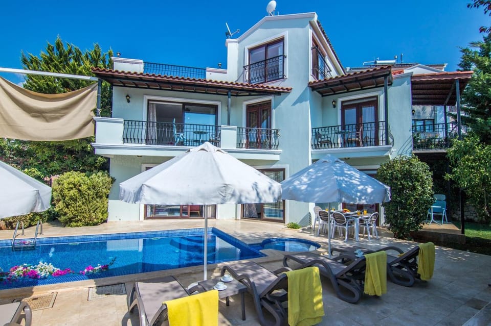 Property building, Day, Garden, Garden view, Pool view, Swimming pool, sunbed