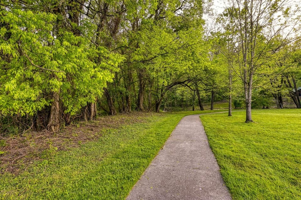 High N' Dry Pigeon Forge Cottage River Walk 1 Mi to Pkwy Chalet in Pigeon Forge