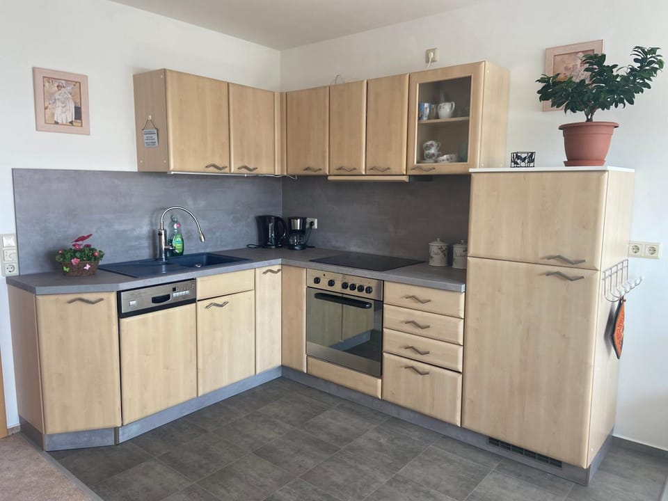 Property building, Coffee/tea facilities, Kitchen or kitchenette, dishwasher, stove, stove, kitchen, kitchen