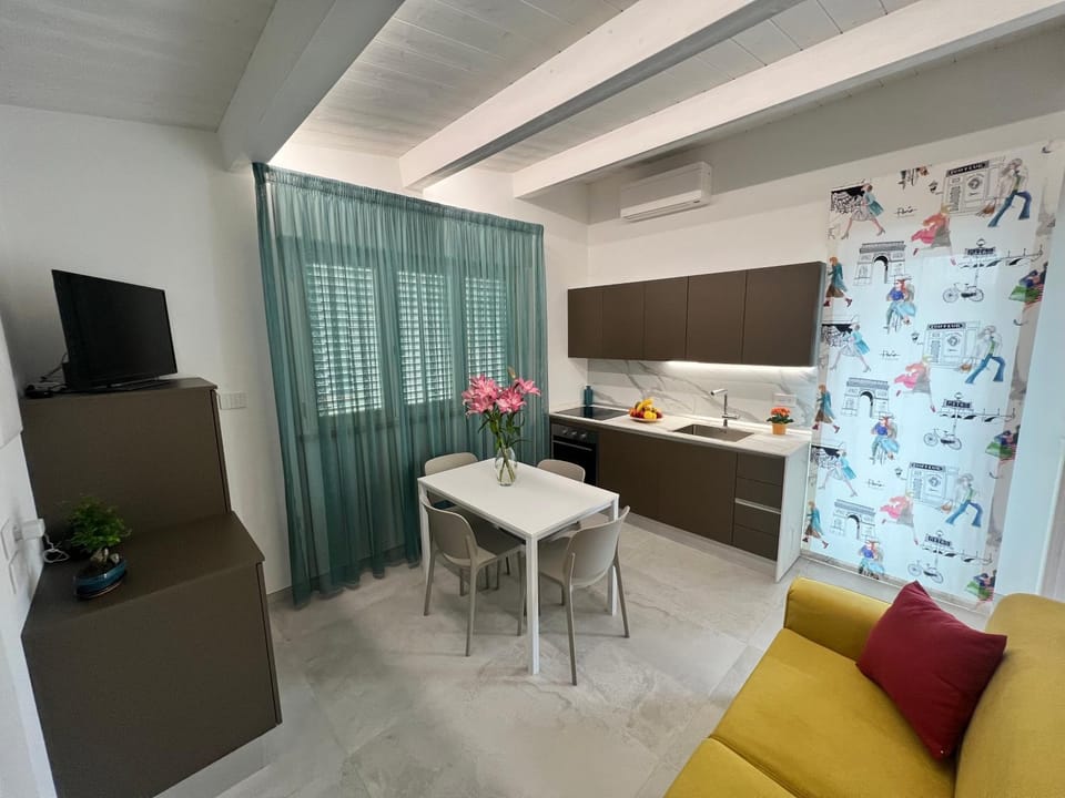 Kitchen or kitchenette, Seating area