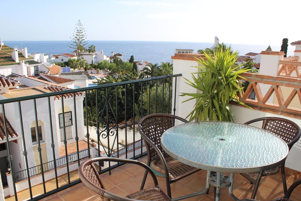 Playa Burriana, två terasser, havsutsikt, pool Apartment in Nerja