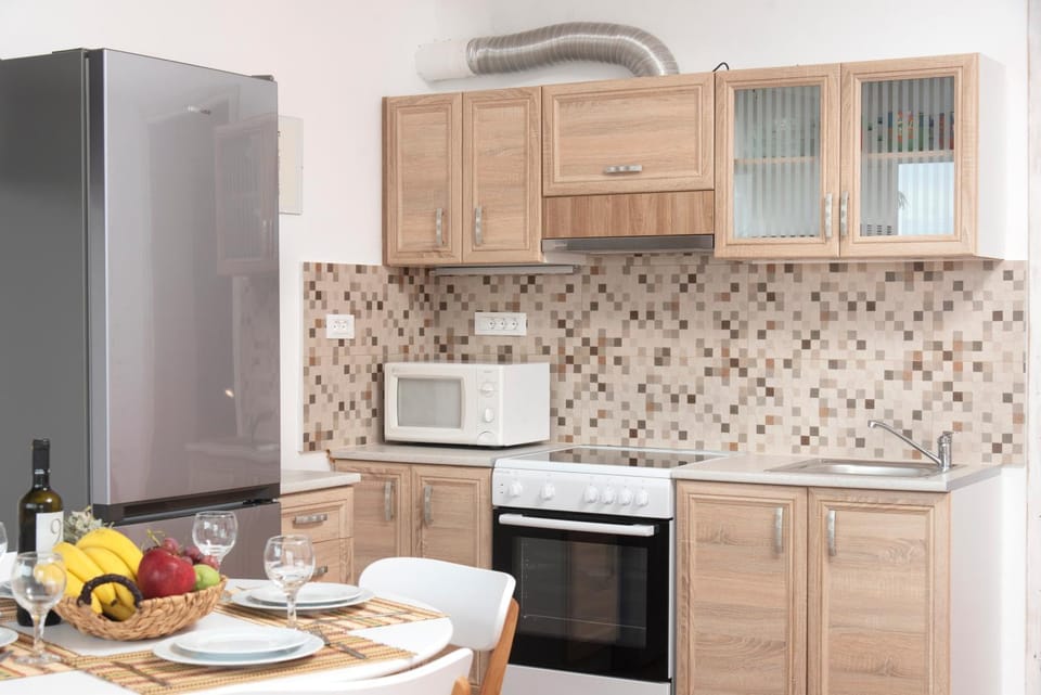 Coffee/tea facilities, Kitchen or kitchenette, Dining area, dishwasher, oven