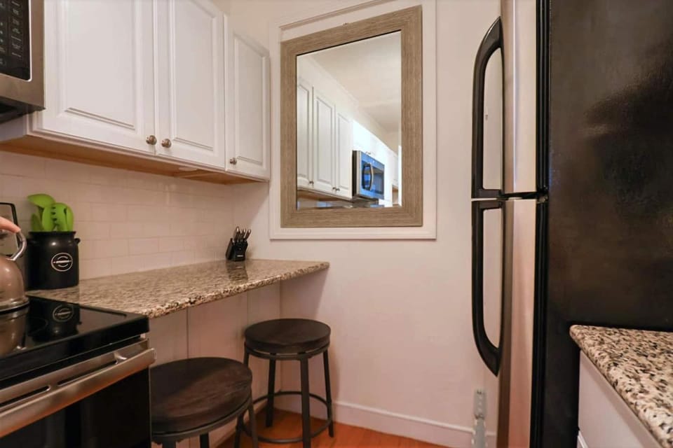 Bright City-View Stay by Public Transport Apartment in Brookline