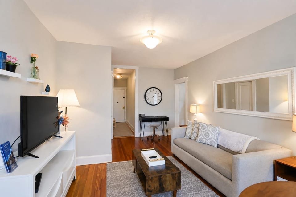 Bright City-View Stay by Public Transport Apartment in Brookline