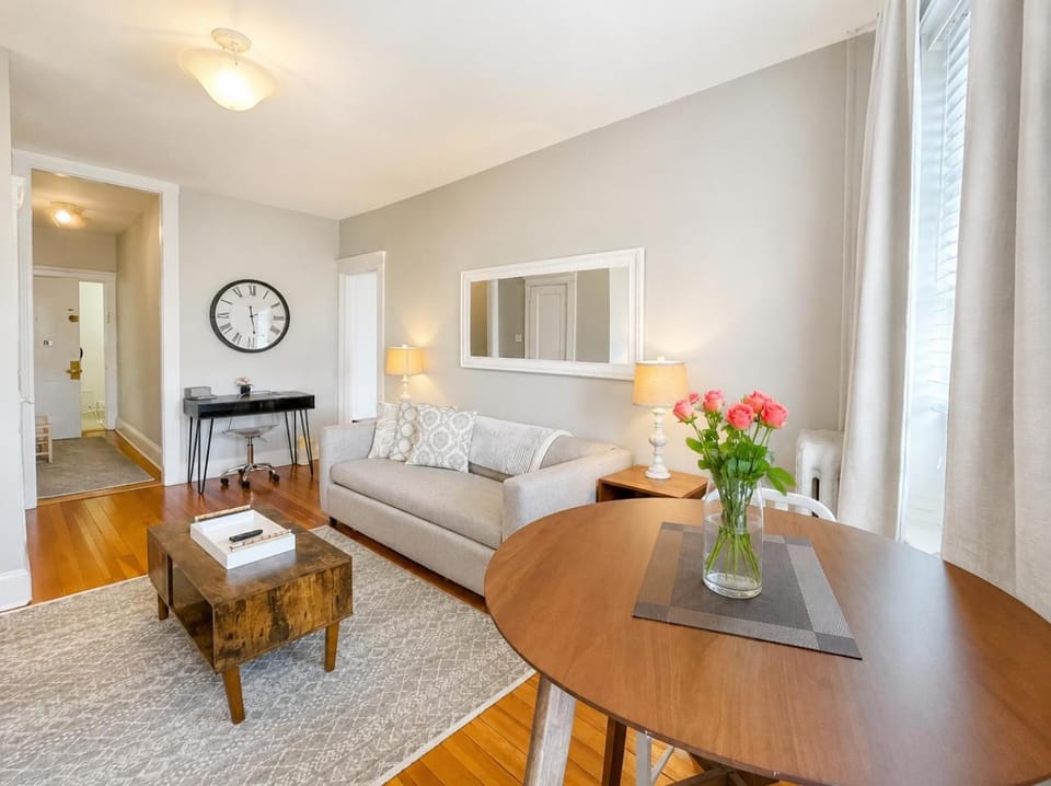 Bright City-View Stay by Public Transport Apartment in Brookline