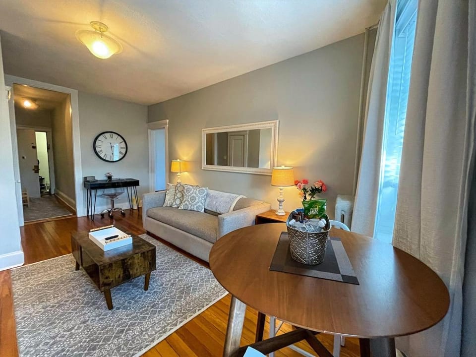 Bright City-View Stay by Public Transport Apartment in Brookline
