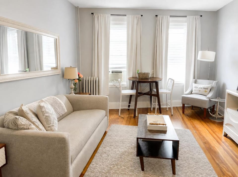 Bright City-View Stay by Public Transport Apartment in Brookline