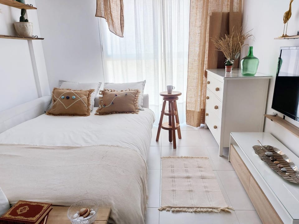 Bed, TV and multimedia, Living room, Photo of the whole room, Dining area, Bedroom, internet, internet, storage, storage