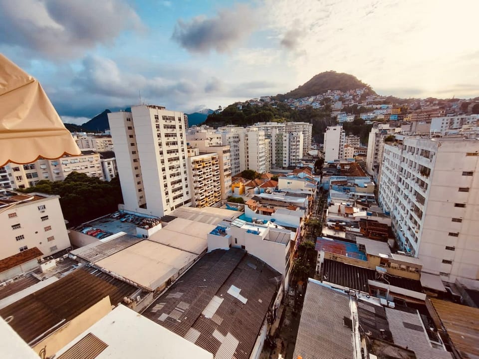 Studio completo no Catete, em andar alto, com vista livre , próximo Metrô e praia do Flamengo, ar , wifi, tv, pauloangerami RC214 Apartment in Santa Teresa