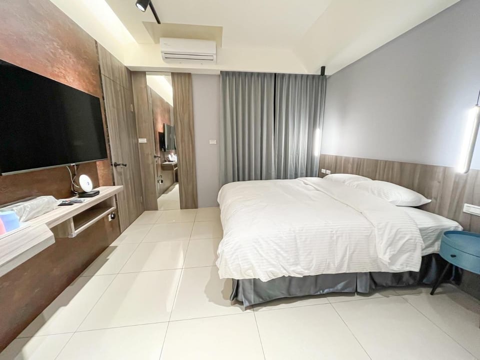 Bed, TV and multimedia, Bedroom