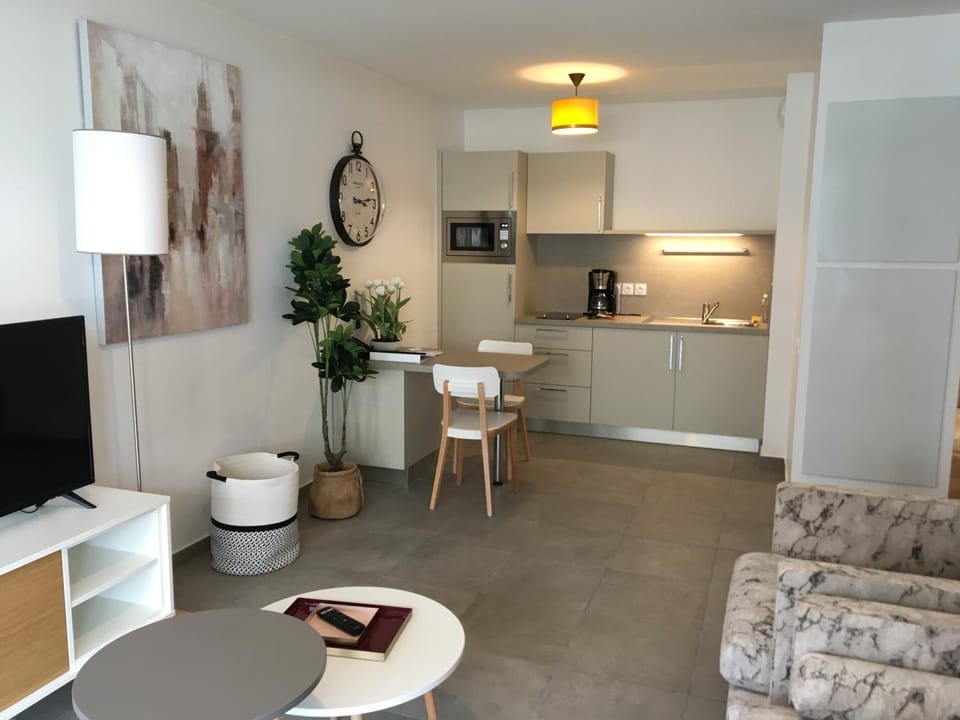 Kitchen or kitchenette, Living room
