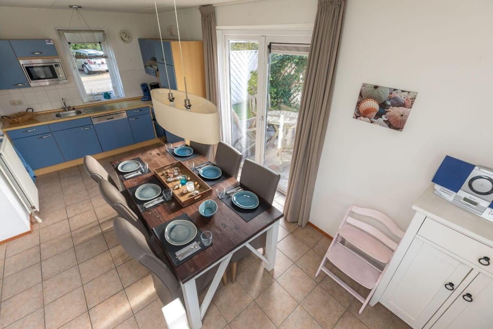 Villa-Meerchen-Villa-mit-ueberdachter-Terrasse-800m-vom-Strand-entfernt Villa in Kamperland