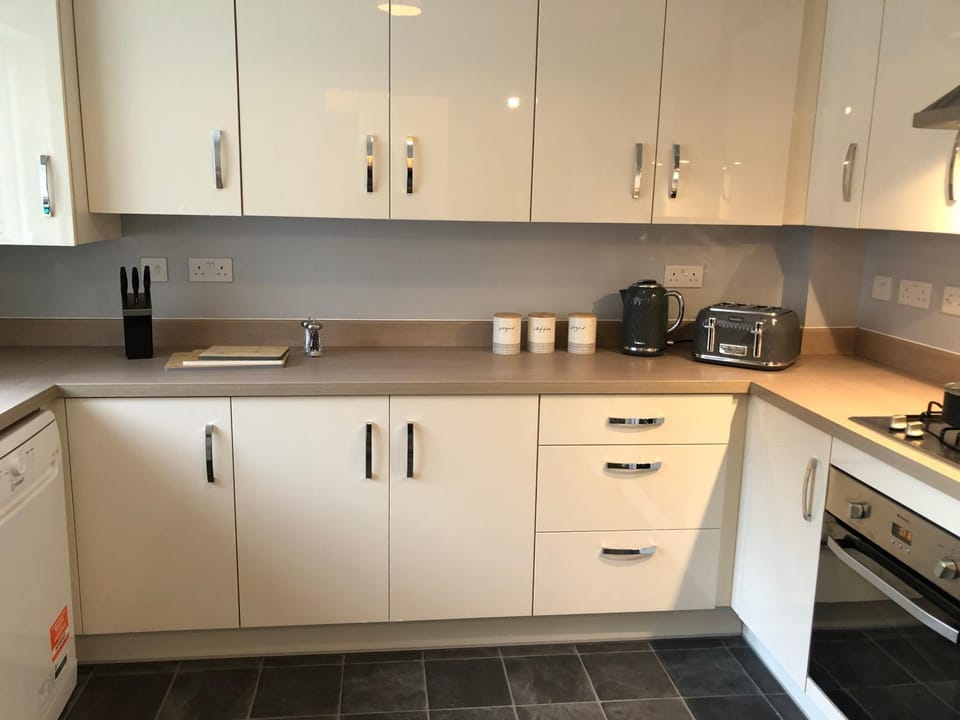 Coffee/tea facilities, dishwasher, stove, toaster, kitchen