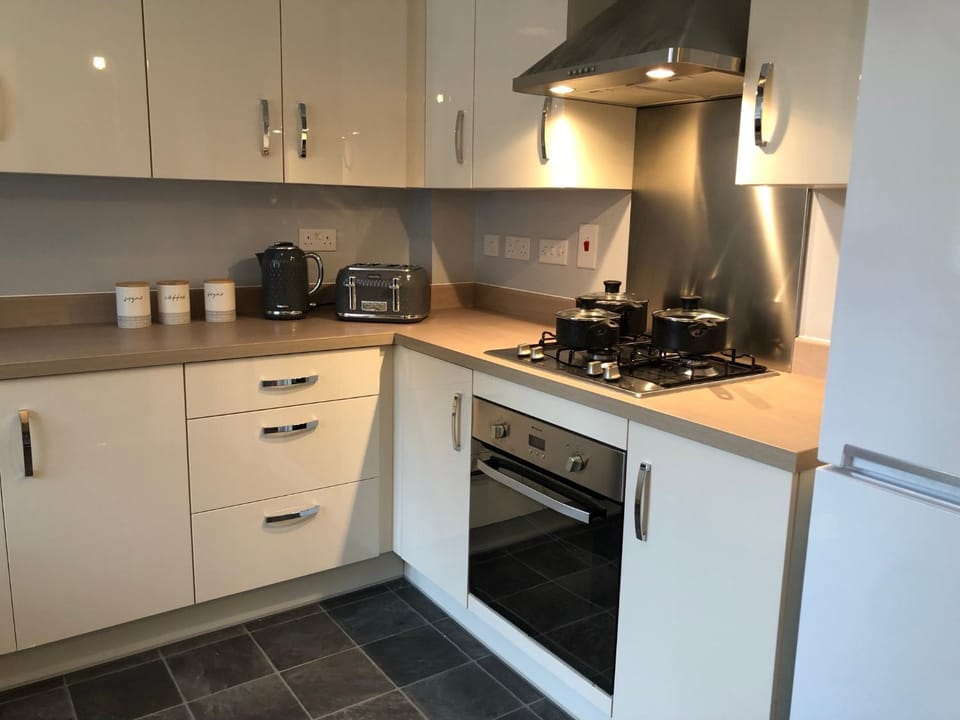 Coffee/tea facilities, Kitchen or kitchenette, dishwasher, stove, toaster
