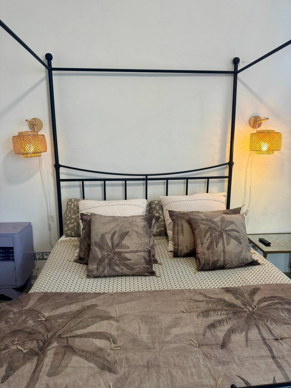 Bed, Living room, Photo of the whole room, Bedroom
