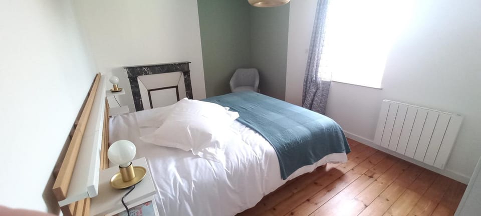 Photo of the whole room, Bedroom