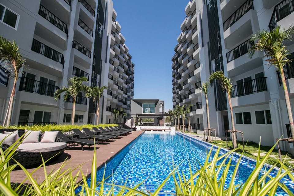 Property building, Day, Balcony/Terrace, Pool view, Swimming pool, sunbed