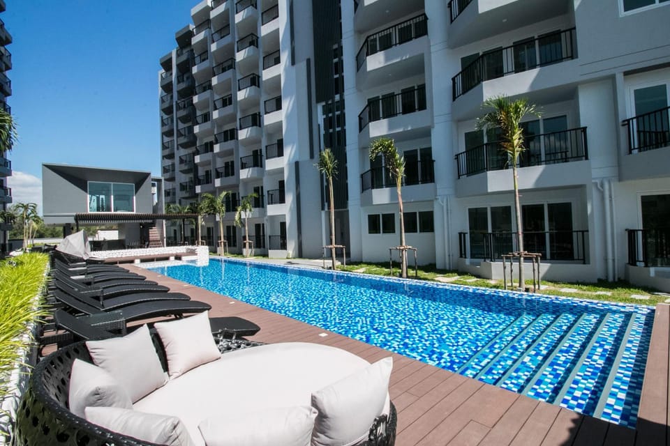 Property building, Day, Balcony/Terrace, Pool view, Swimming pool, Swimming pool, sunbed