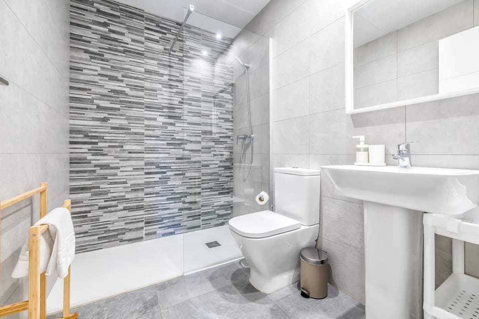 Shower, Toilet, Bathroom, towels