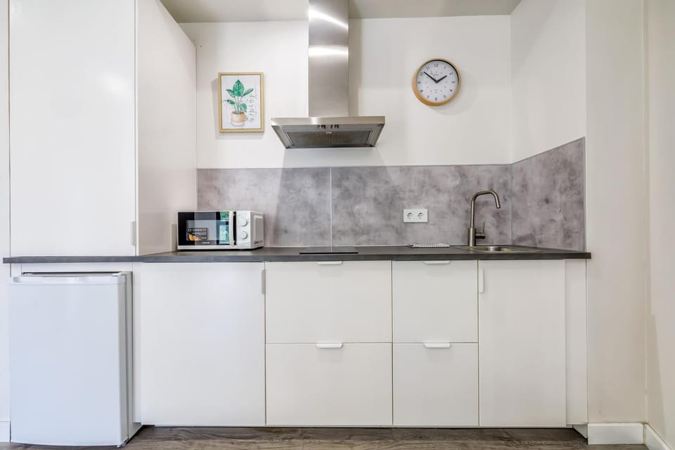 Kitchen or kitchenette, microwave, stove