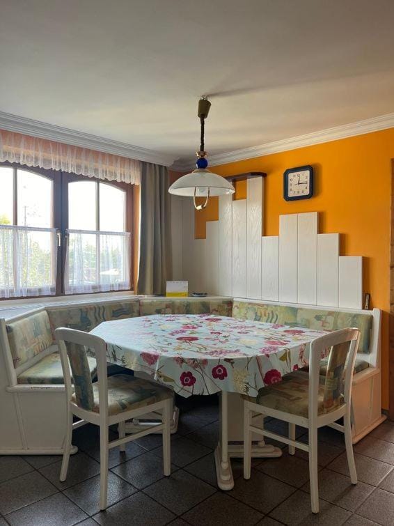 Seating area, kitchen