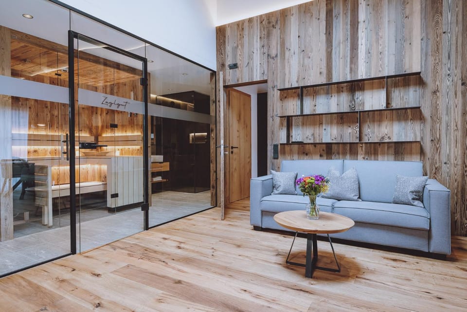 Sauna, Living room