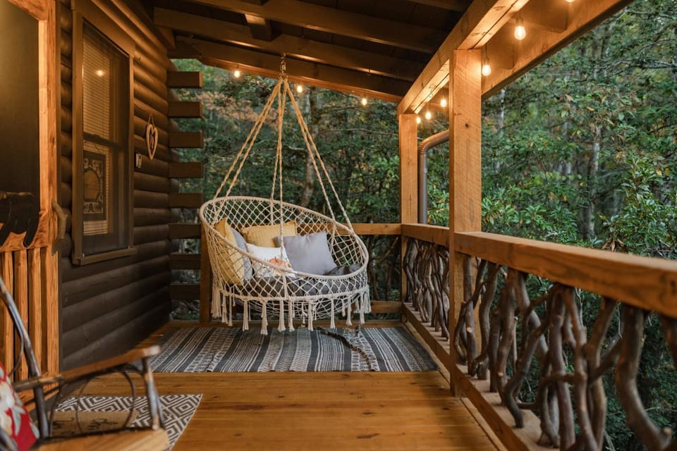 Log Cabin with Mountain View and Privacy Cabin in Georgia