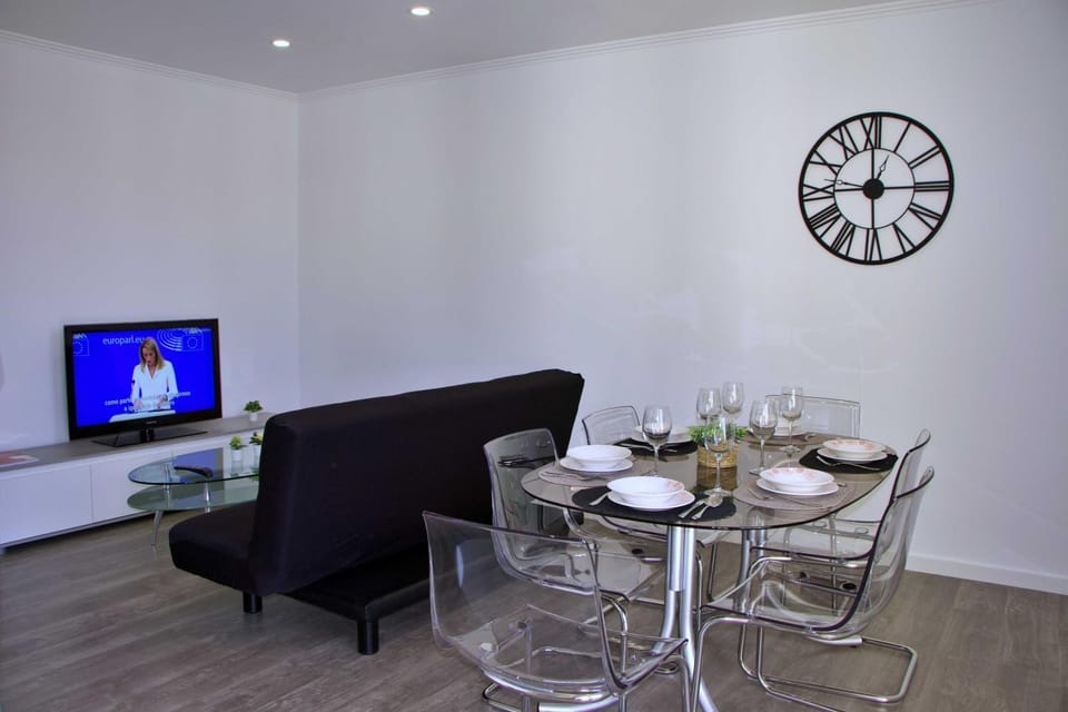 TV and multimedia, Living room, Seating area, Dining area