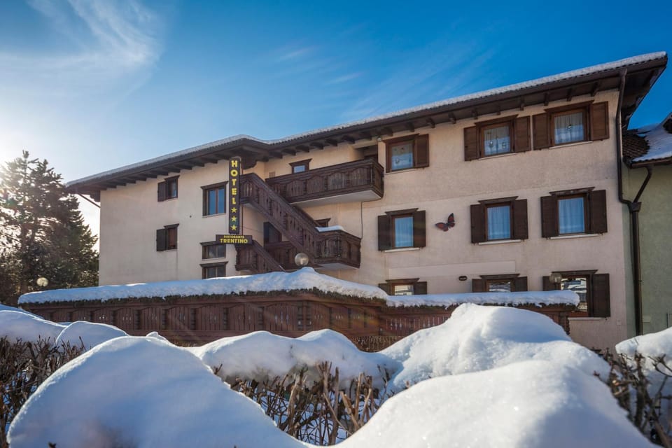Property building, Communal lounge/ TV room, Facade/entrance, Property logo or sign, Activities, Garden, Skiing, Balcony/Terrace, Lounge or bar, Other, Logo/Certificate/Sign, Mountain view, Area and facilities, Sports, Entertainment, Meals, Dinner, Drinks, Alcoholic drinks, Non alcoholic drinks
