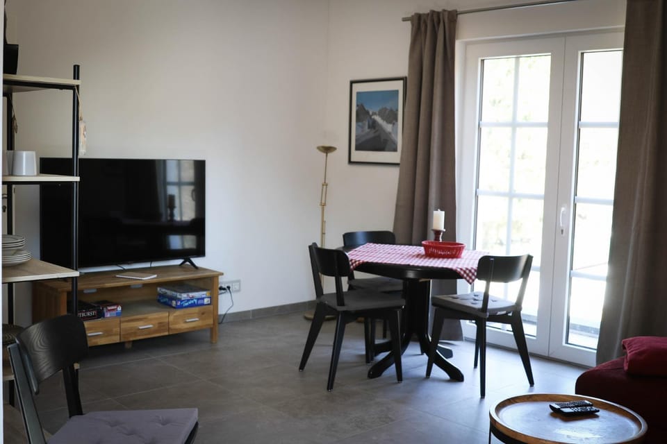 TV and multimedia, Living room, Seating area, Dining area